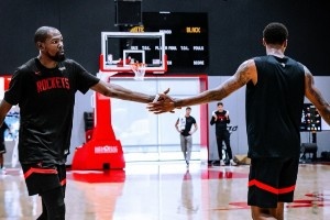 積極備戰(zhàn)新賽季！火箭官方曬訓(xùn)練照：訓(xùn)練營首日