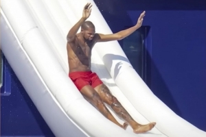 休賽期沒看到你玩游艇滑梯？杜蘭特：這次沒被拍到不代表我沒玩