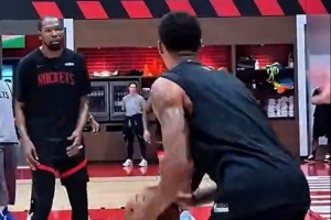 這就是硬解能力！火箭訓(xùn)練：KD&小賈撞墻式配合 前者干拔中投打進(jìn)