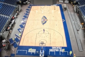 NBL曬鵜鶘澳大利亞賽地板鋪裝過程視頻！全是美國空運來的！