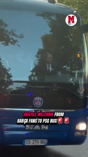 警察嚴(yán)陣以待！巴黎大巴抵達(dá)巴塞羅那，遭遇巴薩球迷“熱烈歡迎”