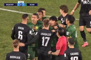 要冷靜??！池忠國(guó)飛鏟放倒對(duì)手，隨后雙方爆發(fā)沖突，裁判未出牌