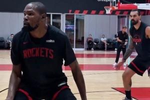 幾位長(zhǎng)臂怪！火箭訓(xùn)練營第二天  防守強(qiáng)度明顯增大