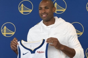 空間型5號位！霍福德已經(jīng)身穿勇士20號訓(xùn)練服開始了投籃訓(xùn)練