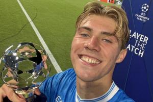 是真的開心??霍伊倫和歐冠最佳獎杯自拍，笑容燦爛簡直爆表