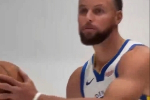 致敬隊(duì)史傳奇！庫里定妝照拍攝模仿內(nèi)特-瑟蒙德海報(bào)動(dòng)作