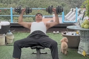 劉玉棟曬視頻做力量訓(xùn)練：國慶大家樂我鍛煉我快樂加油中國