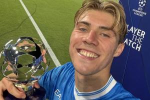 沒想到吧~霍伊倫生涯8場歐冠進7球，此前在曼聯(lián)時歐冠6場5球