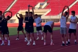 田徑場開練！浙江男籃曬球隊訓(xùn)練視頻：跑起來！