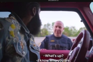 又被攔了！快船球星哈登在拍攝Netflix紀(jì)錄片期間開(kāi)車被警察攔下