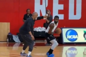 加速恢復(fù)中！歐文現(xiàn)身溫哥華訓(xùn)練營 沉浸式感受近期投籃訓(xùn)練