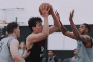 太硬了！開拓者官推爆贊 楊瀚森轉(zhuǎn)身突破強(qiáng)硬上籃！