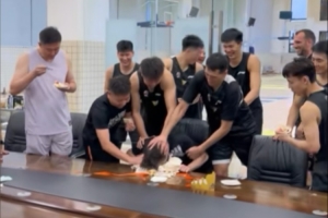 殘暴??杜鋒曬球隊(duì)給助教巴斯蒂安-卡多特過生日視頻