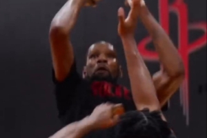 火箭訓(xùn)練營花絮：杜蘭特持球單打翻身后仰 申京亞當(dāng)斯肆虐內(nèi)線