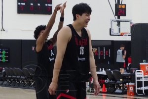 小吧探班啦??現(xiàn)場(chǎng)直擊楊瀚森訓(xùn)練 打磨罰球 今天的氛圍很輕松！