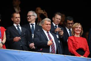 世體：拉波爾塔和納賽爾關(guān)系回暖，受邀出席歐洲俱樂(lè)部協(xié)會(huì)大會(huì)