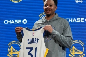 可惜30號(hào)有人了！勇士官方曬照：賽斯-庫(kù)里將穿31號(hào)球衣！