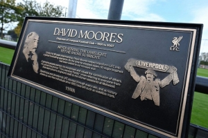 利物浦前主席大衛(wèi)-摩爾斯紀(jì)念牌在紅軍柯比青訓(xùn)學(xué)院揭幕