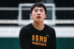 新賽季的NCAA沖?。⊥蹩〗軙裨谂f金山大學球館的訓練照：鍛煉