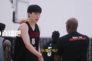 比盧普斯to楊瀚森等隊(duì)員：現(xiàn)在只是一節(jié)結(jié)束了 不是比賽結(jié)束了