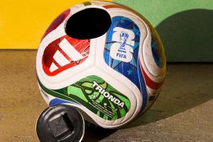 新黑科技！2026世界杯用球采用全新芯片技術(shù)，更快識(shí)別越位和手球