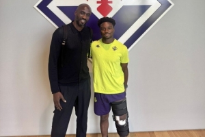 加納隊(duì)主帥阿多探望蘭普泰，球員十字韌帶撕裂接受手術(shù)