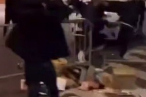 郵報(bào)：維拉和費(fèi)耶諾德球迷賽前斗毆，五名鹿特丹當(dāng)?shù)厝吮徊? >
                                        </div>
                                    </div>
                                                                        <div   id=