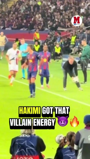 順手的事??弗里克撿球給巴爾德擲界外球，阿什拉夫路過(guò)將球打落