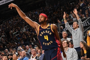 開發(fā)技能包？穆迪：我現(xiàn)在能全程用左手打4V4 而且能干拔和投三分