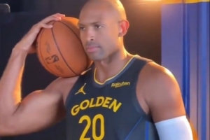 身披20號開啟第19季！勇士官方分享霍福德定妝照拍攝花絮