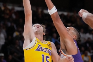 帶不動(dòng)！里夫斯上半場(chǎng)16分鐘砍下18分 兩分球4中4&罰球7中7