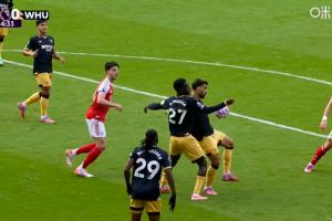 是否處于自然位置？西漢姆球員禁區(qū)內(nèi)手球，主裁沒(méi)表示VAR未介入