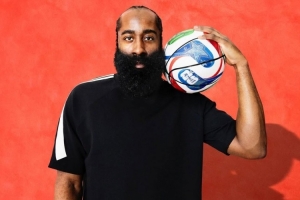 中文譯名三重浪！哈登曬與明年美加墨足球世界杯用球合照