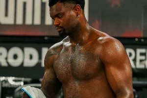 休賽期大幅減重！錫安赤裸上身訓(xùn)練 線條明顯&瘦身效果立竿見影