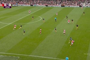 進(jìn)球無(wú)效！賴斯長(zhǎng)傳薩卡破門，邊裁舉旗示意薩卡越位