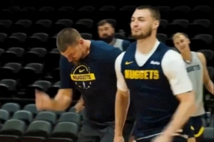 奔跑的五花肉！約基奇和布勞恩賽跑輸了 后者比出獲勝手勢