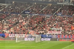 奧薩蘇納主場(chǎng)對(duì)陣赫塔費(fèi)的比賽，球迷展示橫幅抗議以色列