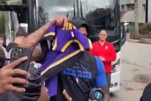 愛(ài)過(guò)！戴維斯瞧見(jiàn)湖人球衣后特地停下簽名 球迷瘋狂吶喊