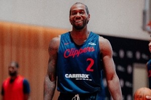 氛圍真不錯(cuò)！快船官方今日訓(xùn)練照：全員面帶笑容 哈登&保羅嬉戲