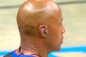 裁判戴耳機(jī)！美網(wǎng)友：詹姆斯指揮他們吹哨&作弊電話直接打到場上