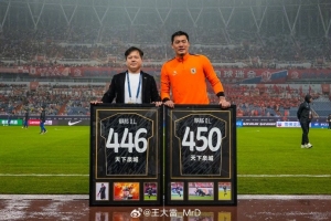 里程碑，36歲王大雷領(lǐng)取兩件中國(guó)頂級(jí)聯(lián)賽出場(chǎng)數(shù)紀(jì)念球衣