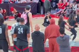 太喜感了！楊瀚森全神貫注模仿啦啦隊跳舞 粉色書包真顯小又吸睛