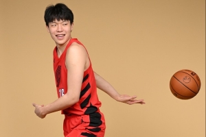 媒體人：楊瀚森背粉色書包學(xué)跳舞 已經(jīng)不能算融入了 是純本能享受