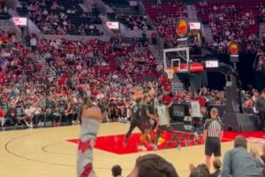 開拓者隊(duì)內(nèi)表演賽：楊瀚森挨了克林根一肘倒地 舉著雙手緩緩起身