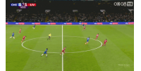 關(guān)鍵！吉滕斯遠射、埃斯特旺兜射死角，瑪瑪達什維利精彩兩連撲