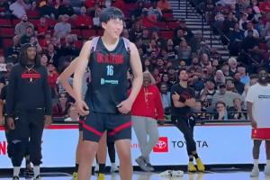 開拓者球迷嘉年華??新秀楊瀚森和樂福背著書包學(xué)跳舞 隊(duì)友鼓掌