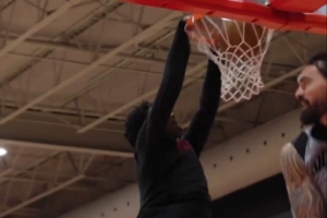 化學(xué)反應(yīng)來了！杜蘭特運(yùn)球突破 隱蔽助攻阿門空切暴扣