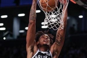 開發(fā)三分球了？克拉克斯頓上半場7中5砍11+8 外線1中1