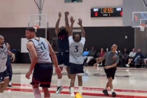 互不相讓！哈登面對保羅飚進(jìn)三分 后者底角空位回敬一球