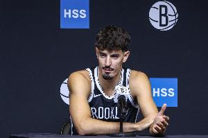 略顯稚嫩！薩拉夫半場10分鐘5犯 3中1僅拿2分3助